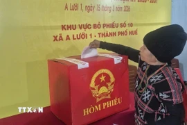 Cử tri xã A Lưới 1, thành phố Huế tham gia bỏ phiếu. (Ảnh: Mai Trang/TTXVN)