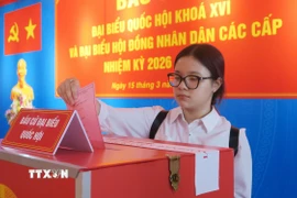 Nhân viên Bệnh viện Quân y 175, TP.Hồ Chí Minh bỏ phiếu tại điểm bầu cử số 055 phường Hạnh Thông đặt tại Bệnh viện Quân y 175. (Ảnh: Đinh Hằng/TTXVN)