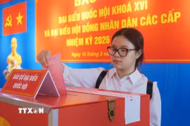 Nhân viên Bệnh viện Quân y 175, TP.Hồ Chí Minh bỏ phiếu tại điểm bầu cử số 055 phường Hạnh Thông đặt tại Bệnh viện Quân y 175. (Ảnh: Đinh Hằng/TTXVN)