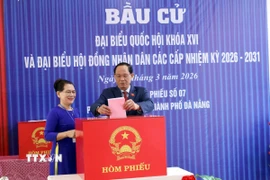 Phó Chủ tịch Quốc hội Trần Quang Phương bỏ phiếu bầu cử tại khu vực bỏ phiếu số 7, phường Hòa Xuân, thành phố Đà Nẵng. (Ảnh: Trần Lê Lâm/TTXVN)
