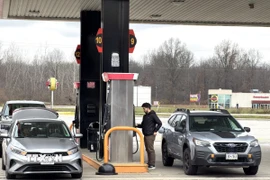 Người dân tiếp nhiên liệu cho xe ôtô tại một trạm xăng ven đường cao tốc ở Mỹ. (Ảnh: Ngọc Quang/TTXVN)