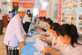 Cử tri là người dân tộc Chăm theo đạo Hồi Islam tại ấp Bình Di, xã Khánh Bình (tỉnh An Giang) tham gia bầu cử. (Ảnh: Công Mạo/TTXVN)