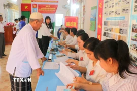 Cử tri là người dân tộc Chăm theo đạo Hồi Islam tại ấp Bình Di, xã Khánh Bình (tỉnh An Giang) tham gia bầu cử. (Ảnh: Công Mạo/TTXVN)