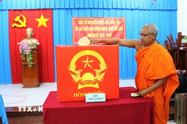 Các vị sư sãi đi bầu tại điểm khu vực bỏ phiếu ấp Hương Phụ A, xã Châu Thành, tỉnh Vĩnh Long. (Ảnh: Thanh Hòa/TTXVN)
