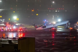 Chiếc máy bay Air Canada Express bị hư hỏng nặng với phần mũi bị gãy tại sân bay LaGuardia. (Nguồn: The New York Times)