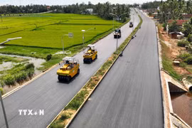 Thảm nhựa tuyến đường kết nối từ đường ven biển đến đường cao tốc Bắc - Nam, thuộc địa bàn thị xã Hoài Nhơn, Bình Định. (Ảnh: Vũ Sinh/TTXVN)