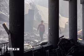 Cảnh đổ nát sau cuộc không kích của Israel tại Gaza. (Ảnh: THX/TTXVN)