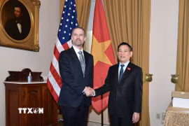 Phó Thủ tướng Hồ Đức Phớc gặp Đại diện Thương mại Mỹ Jamieson Greer. (Ảnh: TTXVN phát)