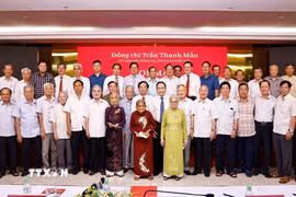 Chủ tịch Quốc hội Trần Thanh Mẫn với Mẹ Việt Nam Anh hùng và đại biểu. (Ảnh: Doãn Tấn/TTXVN)