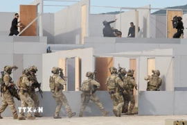 Cảnh sát diễn tập tình huống giả định: giải cứu con tin bị khủng bố bắt cóc tại thành phố Gyeongju, nơi diễn ra hội nghị cấp cao APEC, ngày 26/9/2025. (Ảnh: Yonhap/TTXVN)