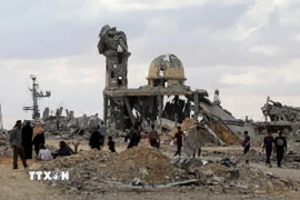 Những tòa nhà bị phá hủy do xung đột tại thành phố Khan Younis, Dải Gaza, ngày 12/10/2025. (Ảnh: THX/TTXVN)