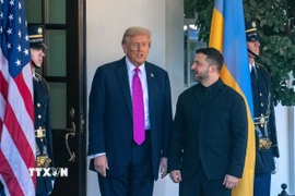 Tổng thống Mỹ Donald Trump (thứ 2, trái) trong cuộc gặp Tổng thống Ukraine Volodymyr Zelensky (phải) tại Nhà Trắng ở Washington, D.C., ngày 17/10/2025. (Nguồn: THX/TTXVN)