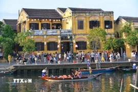 Phố cổ Hội An thu hút đông đảo khách du lịch đến tham quan. (Ảnh: Hải Âu/TTXVN)