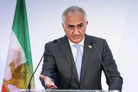Thái tử Iran lưu vong Reza Pahlavi, con trai của cựu Quốc vương Iran Mohammad Reza Pahlavi, phát biểu trong một cuộc họp báo, ngày 23/6/2025 tại Paris. (Ảnh: AP)