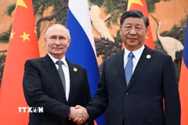 Tổng thống Nga Vladimir Putin (trái) và Chủ tịch Trung Quốc Tập Cận Bình trong cuộc gặp ở Bắc Kinh ngày 18/10/2023. (Ảnh: AFP/TTXVN)
