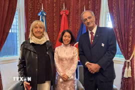 Đại sứ Ngô Minh Nguyệt và đại diện Viện Văn hóa Argentina-Việt Nam. (Ảnh: Diệu Hương/TTXVN)