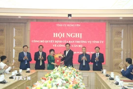Bí thư Tỉnh ủy Hưng Yên Nguyễn Hữu Nghĩa trao Quyết định bổ nhiệm Tổng biên tập Báo Hưng Yên. (Ảnh: Mạnh Khánh/TTXVN)