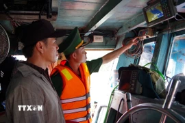 Bộ đội Biên phòng tỉnh Đồng Tháp kiểm tra hoạt động của hệ thống giám sát hành trình tàu cá. (Ảnh: Công Trí/TTXVN)