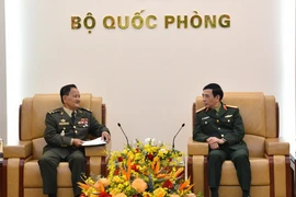 Đại tướng Phan Văn Giang trao đổi cùng Đại tướng Prum Din. (Nguồn: Báo Quân đội Nhân dân)