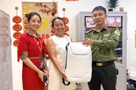 Công an cửa khẩu Cảng hàng không quốc tế Đà Nẵng trao trả lại tài sản bỏ quên cho người đại diện của du khách Ấn Độ. (Ảnh Công an cung cấp)
