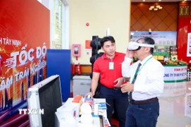 Công nghệ thực tế ảo (VR) được ứng dụng trong chuyển đổi số, góp phần nâng cao hiệu quả trải nghiệm và tương tác số tại tỉnh Tây Ninh. (Ảnh: Giang Phương/TTXVN)
