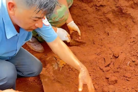 Đội K52 quy tập hài cốt liệt sỹ tại làng Gà, xã Ia Boòng. (Nguồn: VOV)