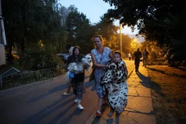 Người dân di chuyển đến nơi trú ẩn sau khi tòa nhà chung cư của họ bị hư hại trong cuộc tấn công bằng máy bay không người lái của Nga ở Kiev, Ukraine, ngày 7/9/2025 (Ảnh: Reuters)