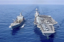 Tàu sân bay USS Gerald R. Ford nhận nhiên liệu từ tàu tiếp tế dầu USNS Laramie trên đường đến Địa Trung Hải ngày 11/10/2023. (Ảnh: AP)