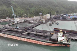 Cảng Chân Mây (thuộc khu kinh tế Chân Mây - Lăng Cô) là cảng biển tổng hợp Quốc gia, đầu mối khu vực và là cảng nước sâu, điểm cuối tuyến hành lang kinh tế Đông - Tây. (Ảnh: Vũ Sinh/TTXVN)