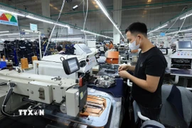 Dây chuyền sản xuất quần áo tại Công ty TNHH YI DA Việt Nam, khu công nghiệp Cẩm Khê, huyện Cẩm Khê, Phú Thọ. (Ảnh: Tuấn Anh/TTXVN)