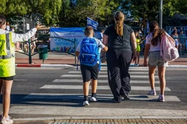 Các em học sinh đến trường tại thị trấn Mevaseret Zion của Israel, ngày 1/9. (Ảnh: The Jerusalem Post)