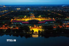 Quần thể di tích kinh thành Huế lung linh trong đêm. (Ảnh: Hồ Cầu/TTXVN)
