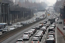 Giao thông ùn tắc nghiêm trọng trên đường cao tốc Gyeongbu, nối liền Seoul với thành phố Busan ở phía Đông Nam, khi nhiều người trở về nhà ăn Tết Nguyên đán, ngày 11/2/2024. (Nguồn: Yonhap)
