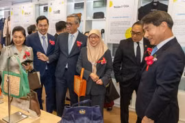 Đại sứ các nước tham quan các gian triển lãm tại lễ khai mạc Triển lãm Toàn cảnh ASEAN 2026 ngày 7/5. (Ảnh: Trung tâm Hàn Quốc-ASEAN)