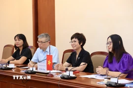 Tổng Giám đốc TTXVN Vũ Việt Trang và Chủ tịch Ủy ban Đối ngoại thành phố St. Petersburg Grigoriev Evghnhi Dmitrievic chụp ảnh chung. (Ảnh: Tuấn Anh/TTXVN)