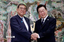 Tổng thống Hàn Quốc Lee Jae Myung (phải) và Thủ tướng Nhật Bản Shigeru Ishiba tại cuộc hội đàm ở Busan, ngày 30/9/2025. (Ảnh: Yonhap/TTXVN)