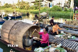 Khu vực tái hiện hoạt động “trên bến, dưới thuyền” tại Lễ hội Văn hóa Ẩm thực, Món ngon Saigontourist Group 2025 hấp dẫn du khách. (Ảnh: Mỹ Phương/TTXVN)