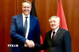 Phó Thủ tướng Thường trực Nguyễn Hòa Bình gặp gỡ và làm việc với Phó Chủ tịch Đảng Dân chủ Xã hội (SPD), kiêm Thủ hiến bang Rhineland-Palatinate (Rheinland-Pfalz) Alexander Schweitzer. (Ảnh: Phương Hoa/TTXVN)