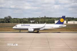 Máy bay của Hãng hàng không Lufthansa tại sân bay Tegel ở Berlin, Đức. (Ảnh: THX/TTXVN)