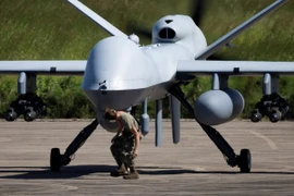 Một chiếc máy bay không người lái MQ-9 Reaper của Không quân Mỹ đang được một thành viên đội ngũ mặt đất kiểm tra tại sân bay Rafael Hernandez ở Aguadilla, Puerto Rico, ngày 17/11. (Ảnh: Reuters/Yonhap)