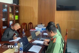 Đối tượng N.Đ.T làm việc với cơ quan công an vì đăng tải thông tin sai sự thật về bầu cử trên không gian mạng. (Ảnh: TTXVN phát)