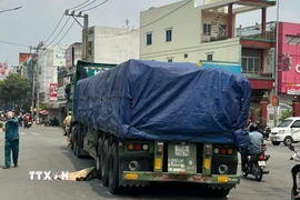 Hiện trường vụ xe ô tô đầu kéo 50E-329.62 kéo Rơmoóc 51R-228.76 lưu thông trên ĐT80 hướng Quốc Lộ 1A đi xã Lương Hòa xảy ra tai nạn. (Ảnh: TTXVN phát)