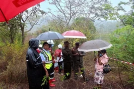 Các quan chức Kenya tại hiện trường vụ tai nạn máy bay gần Diani (Nguồn: AP)