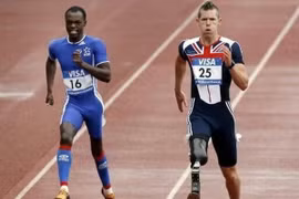 John McFall (phải) trong một cuộc thi chạy tại Paralympic 2007. (Ảnh: insidenova)