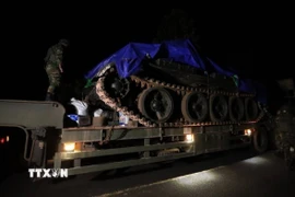 Quân đội Campuchia rút khí tài quân sự, vũ khí hạng nặng đợt 1 khỏi khu vực biên giới tranh chấp. (Ảnh: AKP/TTXVN phát)