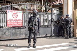 Cảnh sát gác bên ngoài trường học ở Jakarta, Indonesia sau vụ nổ, ngày 7/11/2025. (Ảnh: THX/TTXVN)