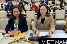 Đại sứ Nguyễn Thị Vân Anh, Trưởng Phái đoàn thường trực Việt Nam bên cạnh UNESCO (bên phải) tham dự Kỳ họp lần thứ 43 Đại hội đồng UNESCO. (Ảnh: TTXVN phát)