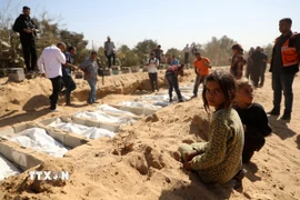 An táng những thi thể người Palestine được phía Israel trao trả tại Deir al-Balah, Gaza ngày 22/10/2025. (Ảnh: THX/TTXVN)