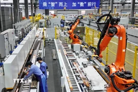 Công nhân làm việc tại nhà máy ở Cáp Nhĩ Tân, tỉnh Hắc Long Giang, Trung Quốc. (Ảnh: THX/TTXVN)