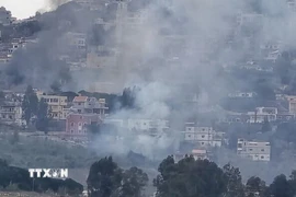 Khói bốc lên sau các vụ không kích của Israel xuống miền Nam Liban hồi tháng 4/2025. (Ảnh: IRNA/TTXVN)